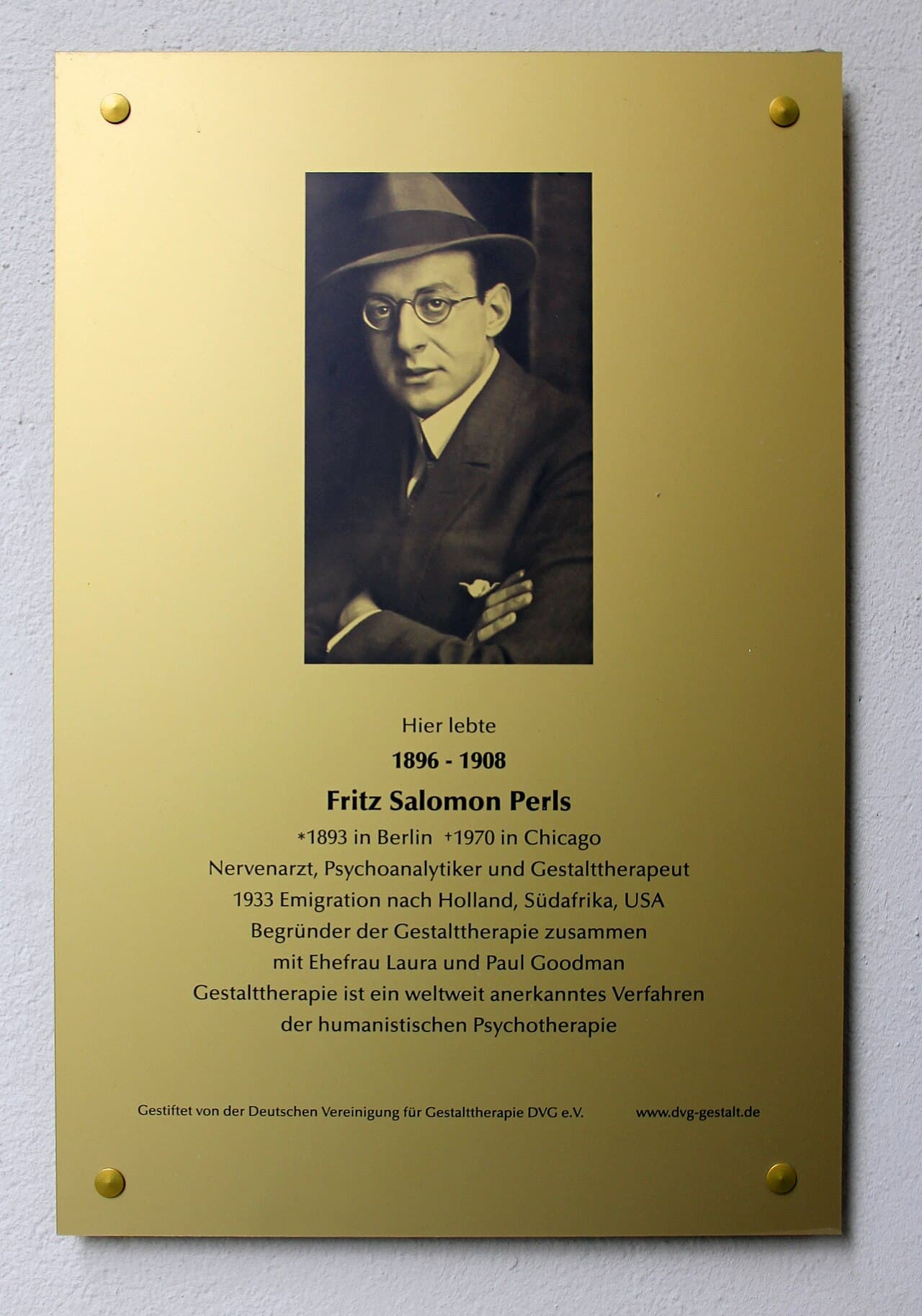 Berlin memorial plaque for Fritz Salomon Perls at Ansbacher Straße 13, with the same 1923 portrait